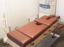 専用の施術ベッドを使用し、首の骨から脚まで全身を整えます