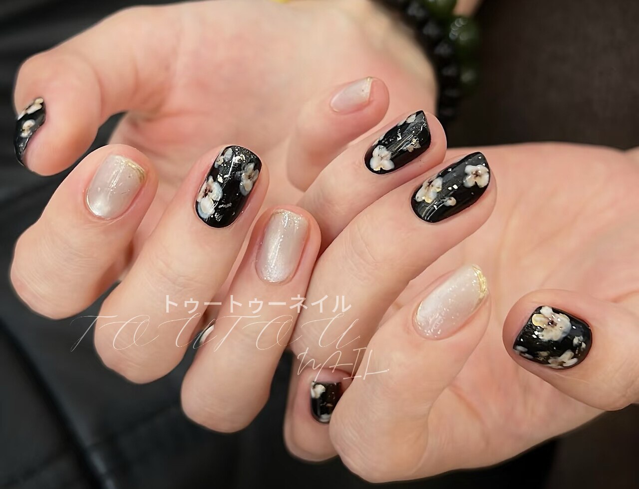 2025年-2026年冬トレンド】ブラック フラワーのネイルデザイン集｜人気