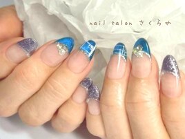 推しネイルにも◎ブルーフレンチ