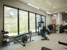 アイムジム(I'm GYM)の雰囲気（光が入り込んできて開放感のあるジムエリア★（パーソナルジム））
