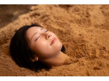 ラキ(RAKI)の写真/頑張る心と体をじんわり緩める酵素浴。極上の温もりと大量の発汗で、溜まった疲労とストレスをすっきり解消