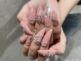 ベージュカラー×ビジューネイル