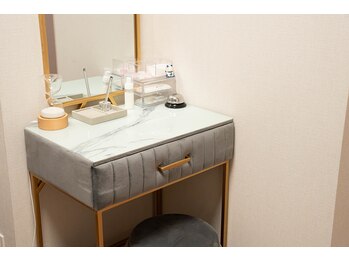 ビューティーサロンR/各部屋にドレッサーあり◎