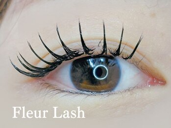 フルールラッシュ(Fleur Lash)の写真/ボリュームのある目元にしたいならバインドロック。垢抜けた印象へ導く◎