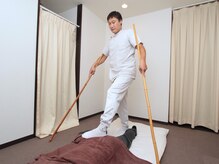 竹棒で体重を逃しながら足を当てていき適切な圧をかけていく技術