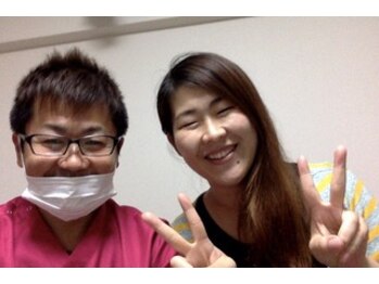 整体院 友喜/施術後に利用者さんと写真撮影