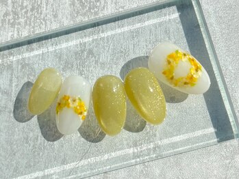 マグとミモザの花冠ネイル