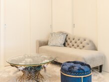 ドシル(DOCILE)/ふかふかの椅子でお待ちください