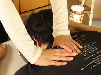 南保/施術風景/揉みほぐし