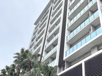 パーム(Palm)/青いバルコニーが目印