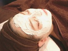 オーダーメイドで6種のクレイをブレンドし、肌質改善＊毛穴ケア