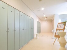 アクアスやいづ/広々とした更衣室でお着替え