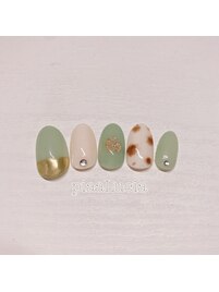 くすみグリーンとうし柄ネイル