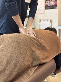 千葉寺ありがとう整骨院/筋肉の施術風景