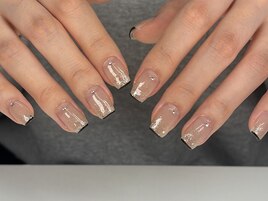 ゴールドラメ＆細め黒フレンチ