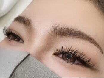 グラーティア(gratia)の写真/超軽量フラットラッシュで高持続！！軽い付け心地なのに、目元はしっかりボリューム感のある仕上がりに◎