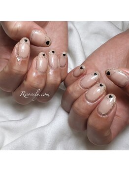 ルブリー(roovely)/ハート囲みフレンチネイル