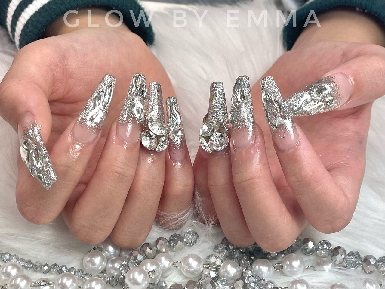 2026年冬トレンド】ラメグラデーション パーティー ハンドのネイル