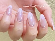 オーロラベースのフレンチネイル。お仕事ネイルにもおすすめ♪