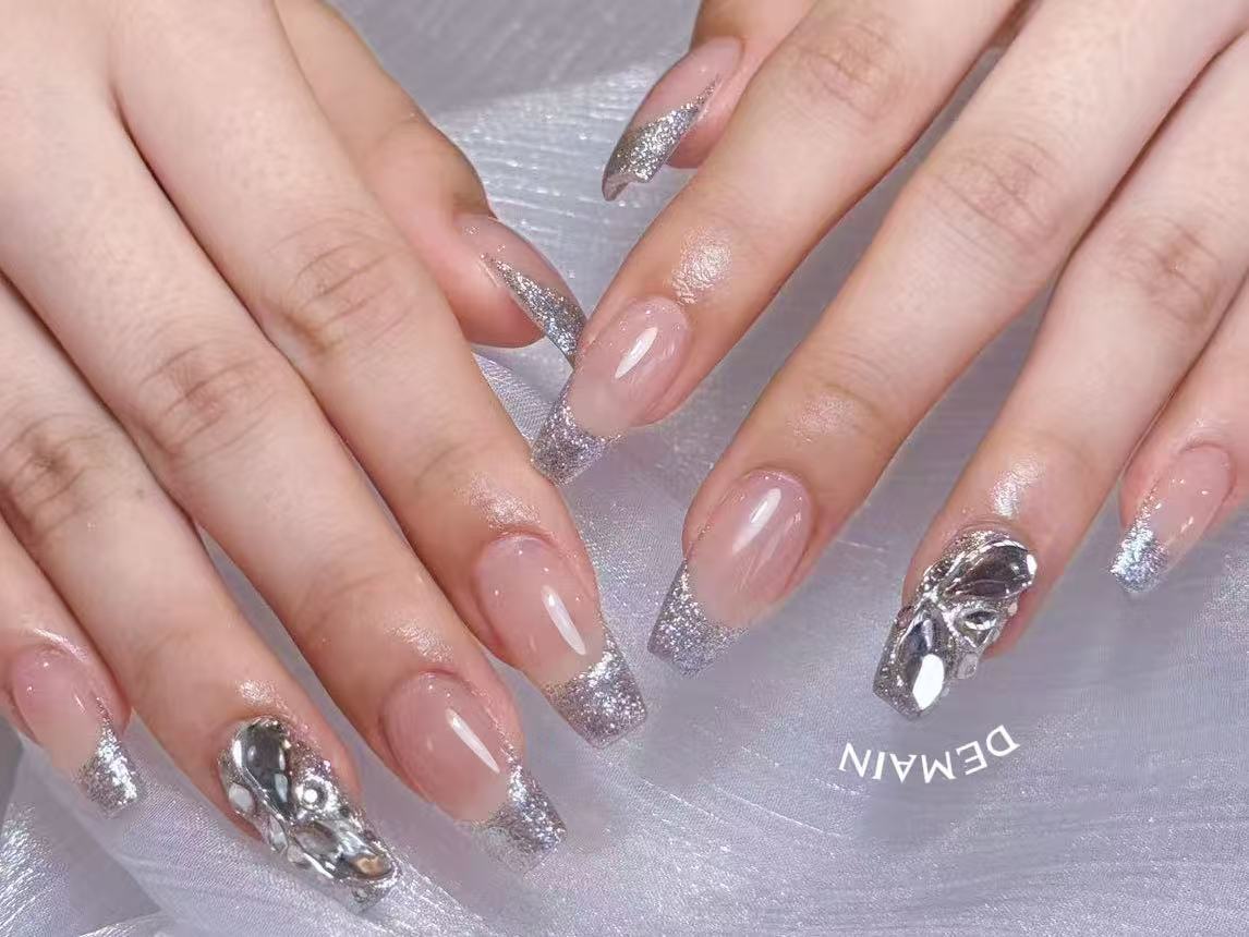 2025年秋トレンド】シルバーのネイルデザイン集｜人気順｜237