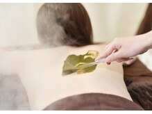 ハーブピーリング【背中 ニキビ 毛穴ケア】EMILUCA 天王寺店 /ハーブピーリングで背中も綺麗に