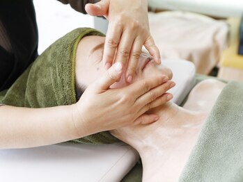 エステティックサロン　moss roseの写真/【小顔×首肩コリ解消】新導入バザルトストーンの遠赤外線効果で、お顔のむくみもコリもスッキリ解消！