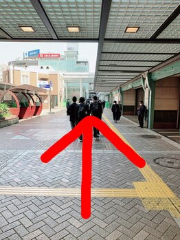 スンダリ(Sundari)/真っ直ぐモアーズに向かって歩く