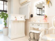 インテリアも白基調の清潔感溢れるサロン♪コテ貸出してます！