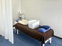 八街オアシス整骨院の雰囲気（白と青を基調とした清潔感のある店内でお寛ぎ下さい♪）