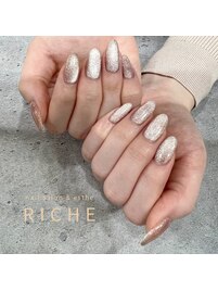 上品カラーのマグネットネイル