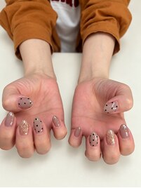 ベージュ黒ドットネイル