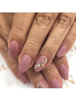 クリスタルネイル ボンベルタ橘店(CRYSTAL NAIL)/上品ネイル