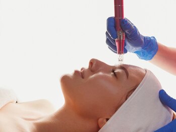 ロワゾーブリュ 代官山店(L'oiseau Bleu)の写真/毛穴・ツヤ・引き締め…肌印象を変える韓国発“水光美容液×MTS導入”DT無し!