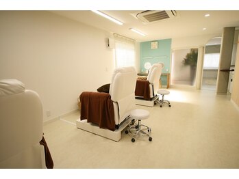 アイラッシュリゾート カハラ 成城店の写真/ふかふかの施術ベッドでリラックスできる時間