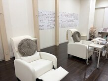 はあとねいる イオンリカー&ビューティー川西店の雰囲気(施術時間中くつろげるソファー)