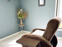 オズ ネイルアンドアイ(OZ NAIL&EYE)の雰囲気（マツエク&パーマ/アイブロウの施術はゆったりリクライニング席で）