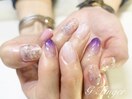 紫が目を引くホワイトフラワー