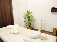 ココロセイタイ トドロキ(todoroki)の雰囲気（仕切られた個室で、広々ゆったりできる施術ベッド。）