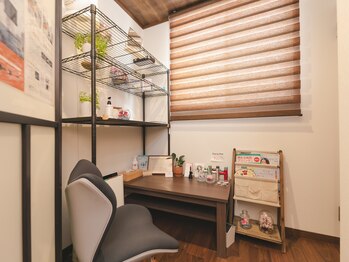 琥珀/半個室の待合室