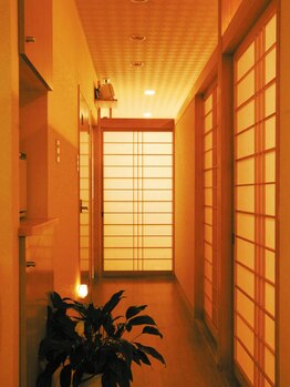 アーユルヴェーダ痩身サロン サムサラ(SAMSARA)/障子の続く廊下の先は癒しの空間