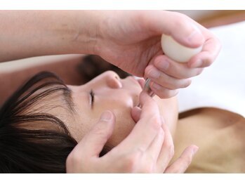 オズ六本木/オズ六本木の小顔矯正の施術風景