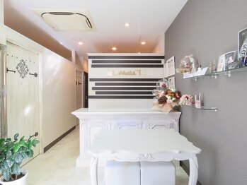 アバティック(ABatick)/白を基調とした店内