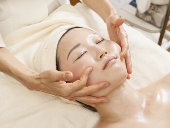 エステルミラー(ESTHER MIRA)の写真/【街がきらめく季節、心まで満たされるひとときを】100分9,900円◎クリスマス限定の特別フェイシャル♪