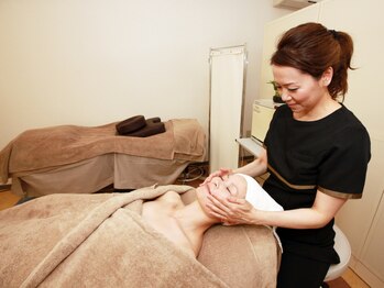 メナードフェイシャルサロン エスティ/フェイシャル施術中