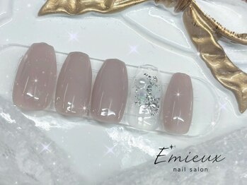 エミュー(Emieux)/金箔パールネイル