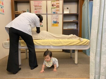 子育てママの整体サロン/施術中のお子様の様子