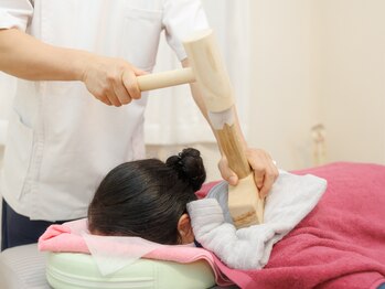 マカナ整体院/ハンマー調整で肩のずれ解消