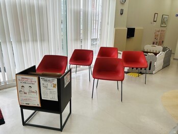 ほねつぎ 平成けやき通り鍼灸接骨院/待合は広々空間♪