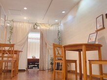 リラクゼーション ソラ(sola)の雰囲気（ギャラリー＆カフェのような待合でハーブティーをどうぞ♪）