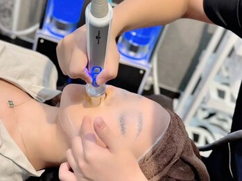 アイマニ 北堀江店の写真/黒ずみ・毛穴汚れ・角栓除去でお悩みの方へ【毛穴洗浄ハイドロフェイシャル¥4,000】